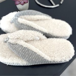 NEW pair of Sherpa-like fuzzy slippers